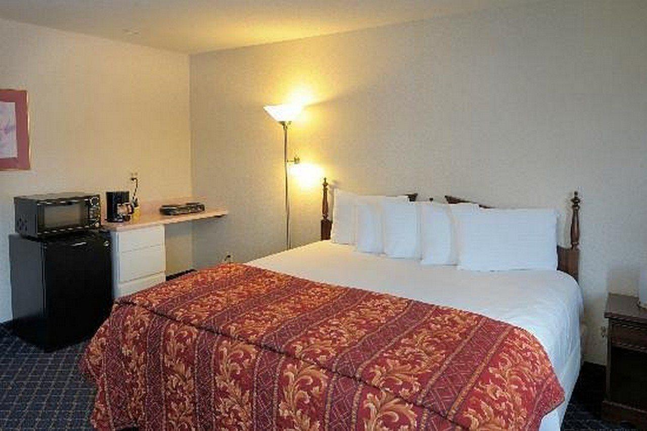 Regency Inn & Suites West Springfield Dış mekan fotoğraf