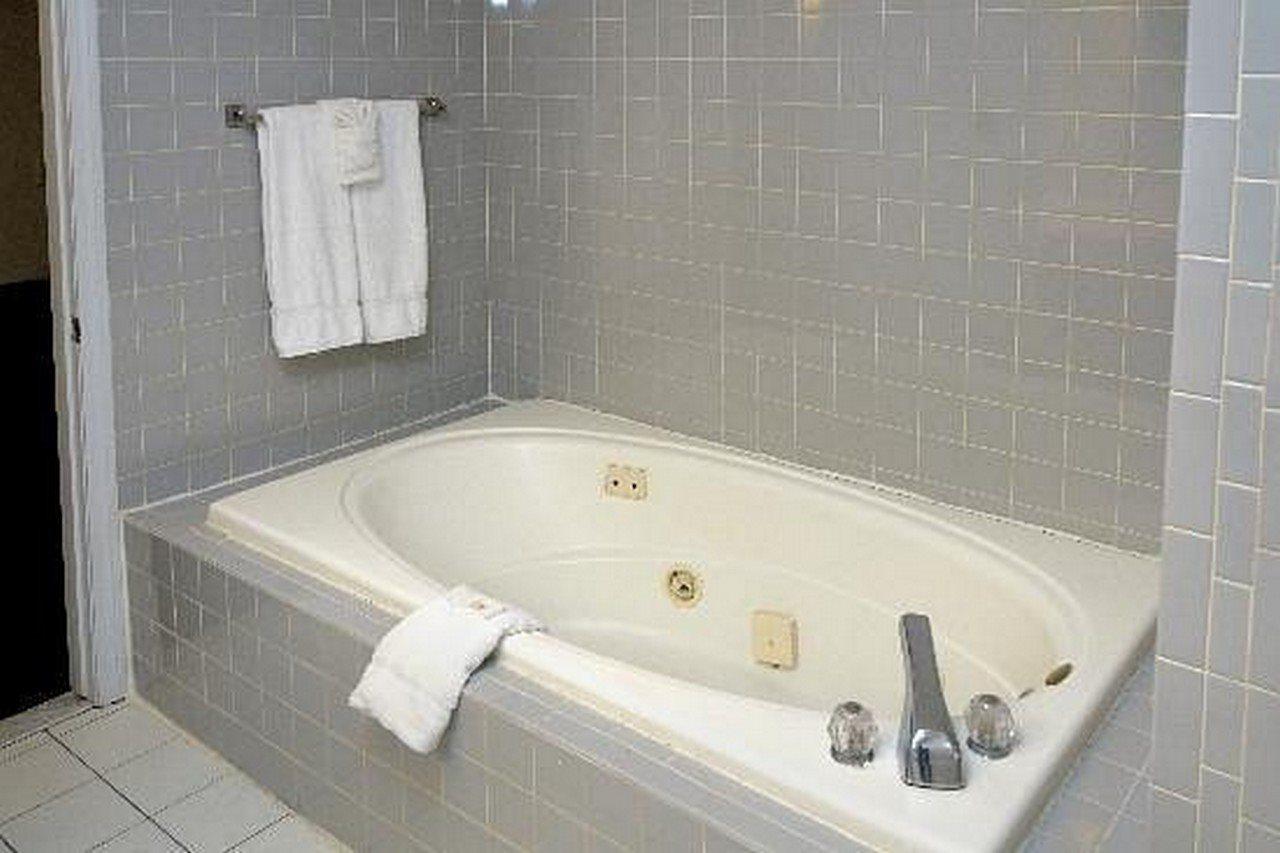 Regency Inn & Suites West Springfield Dış mekan fotoğraf
