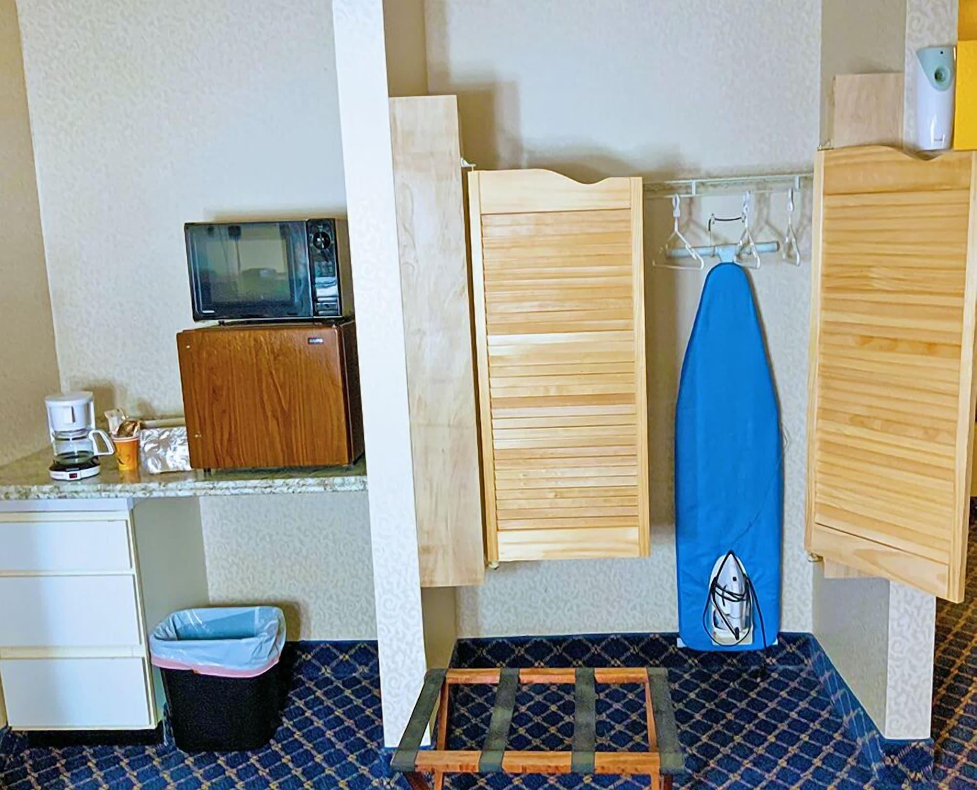 Regency Inn & Suites West Springfield Dış mekan fotoğraf