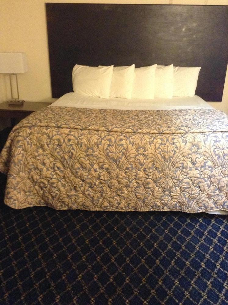 Regency Inn & Suites West Springfield Dış mekan fotoğraf