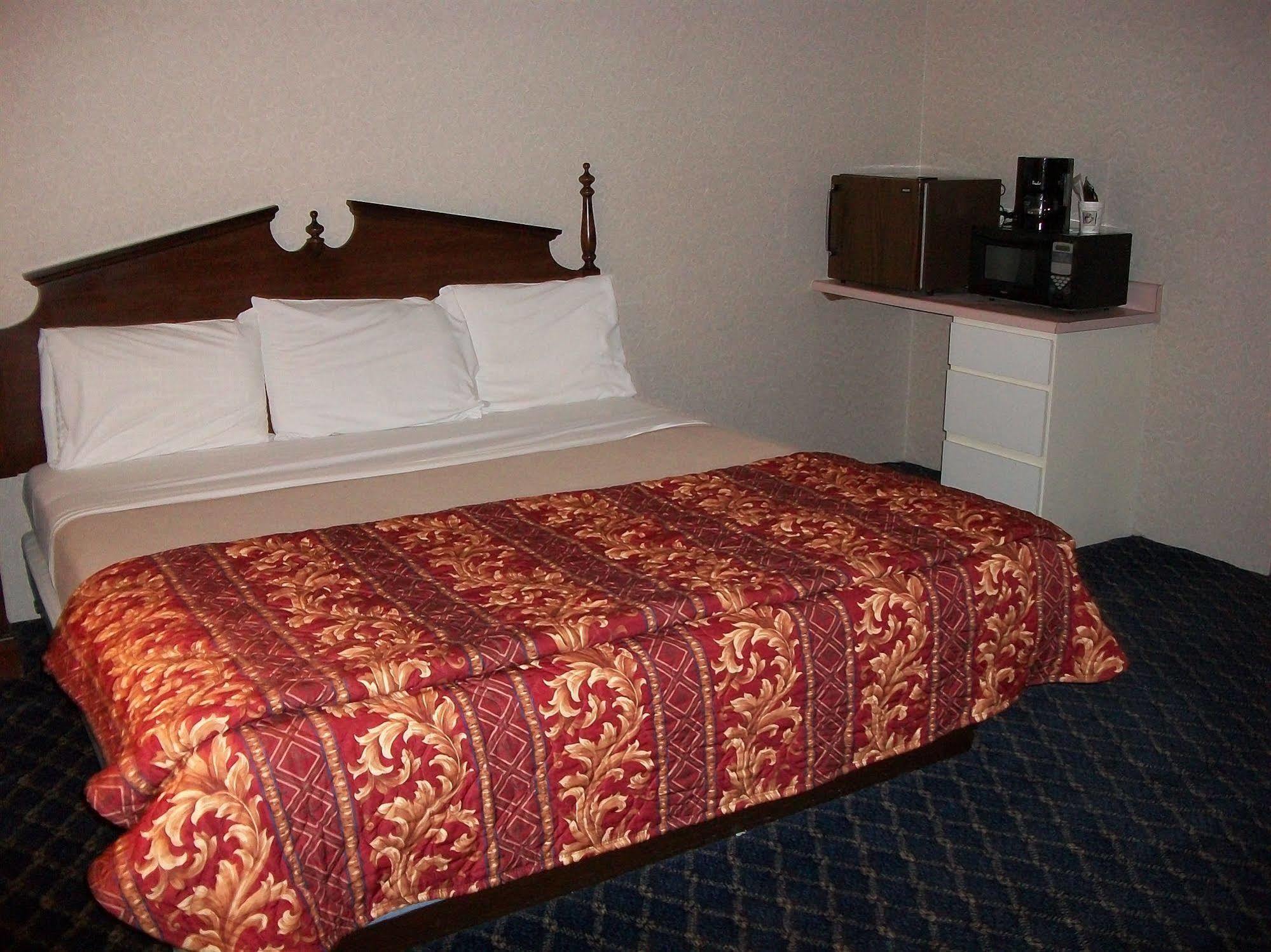 Regency Inn & Suites West Springfield Dış mekan fotoğraf