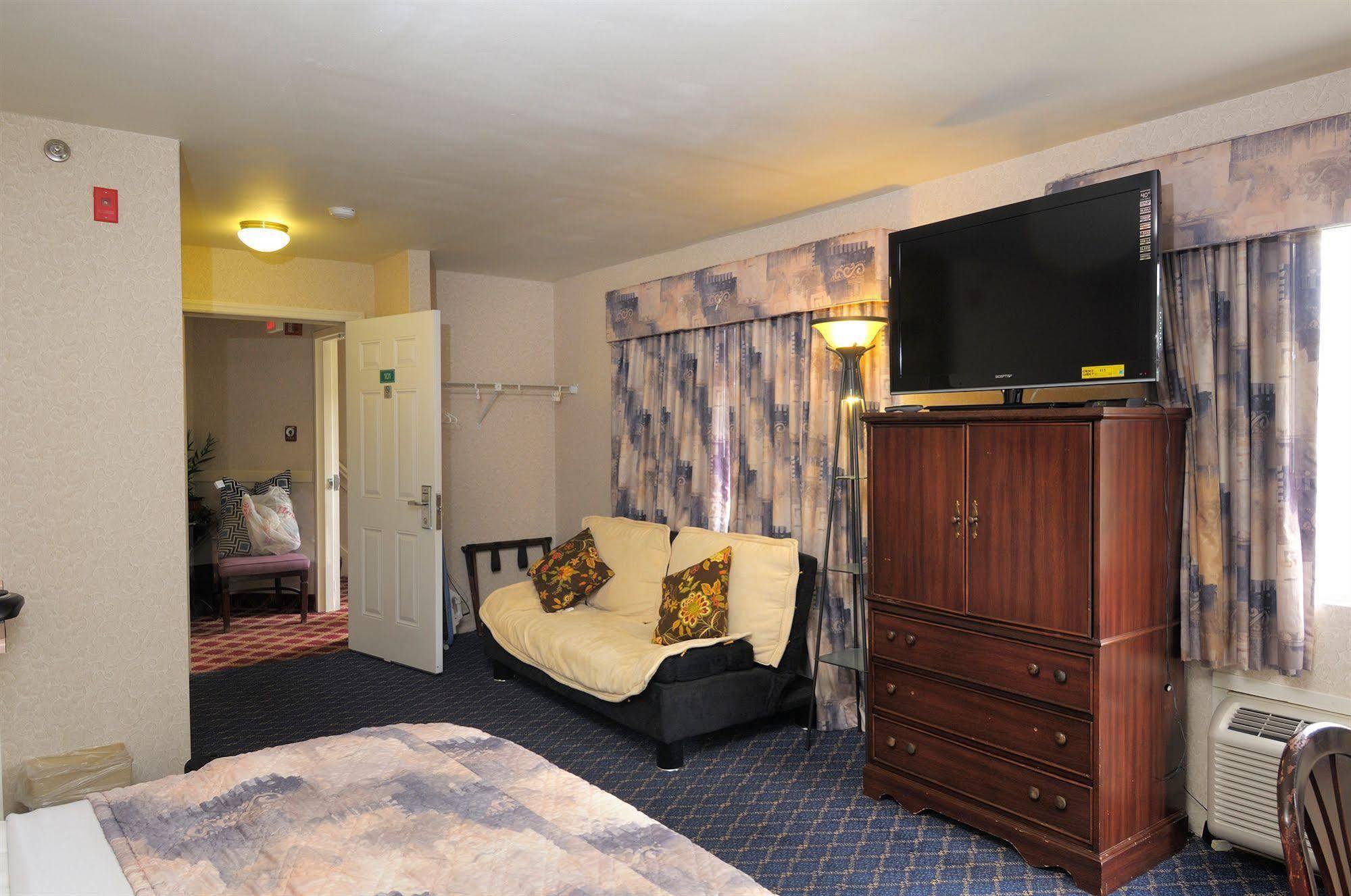 Regency Inn & Suites West Springfield Dış mekan fotoğraf