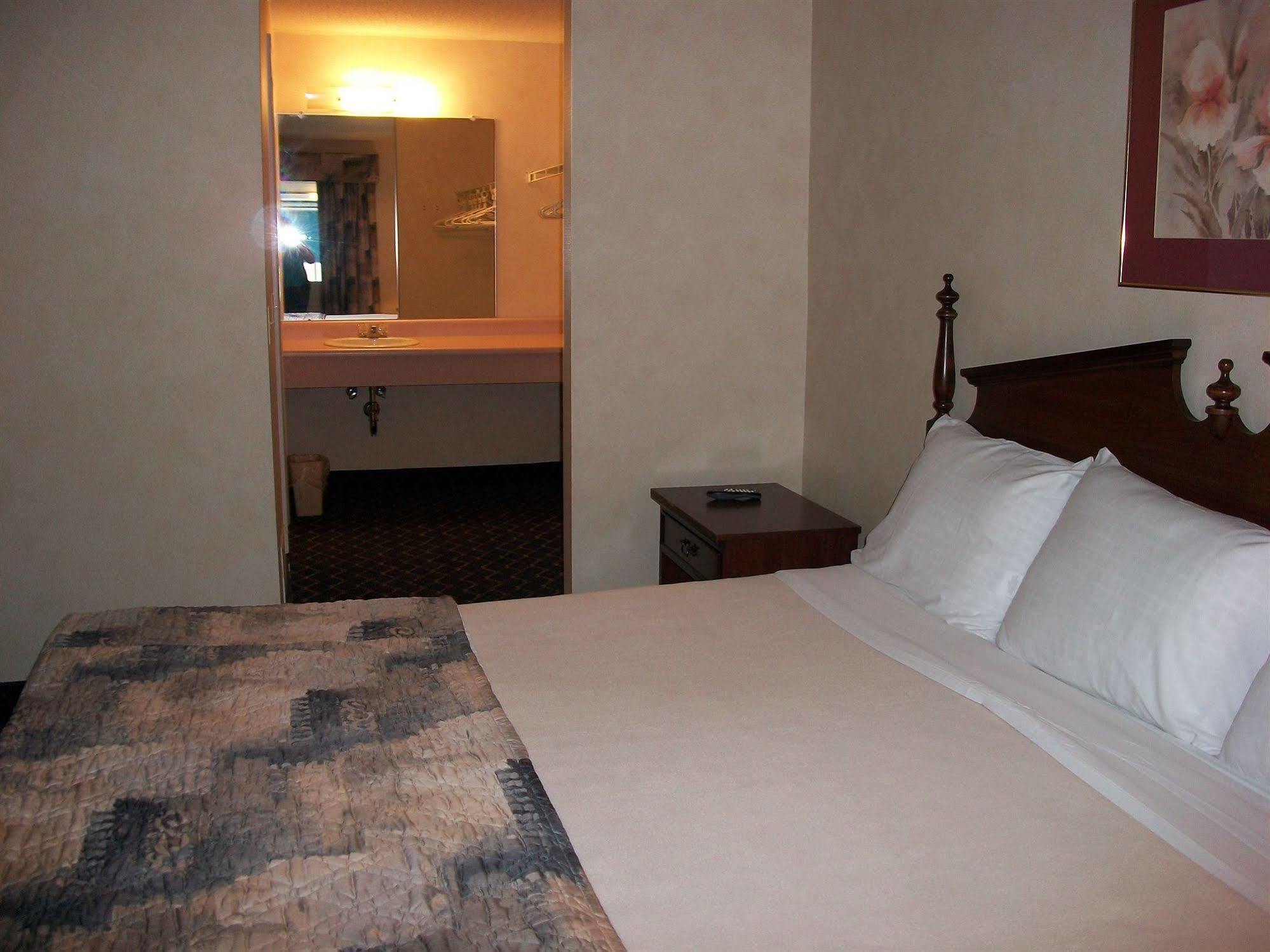 Regency Inn & Suites West Springfield Dış mekan fotoğraf