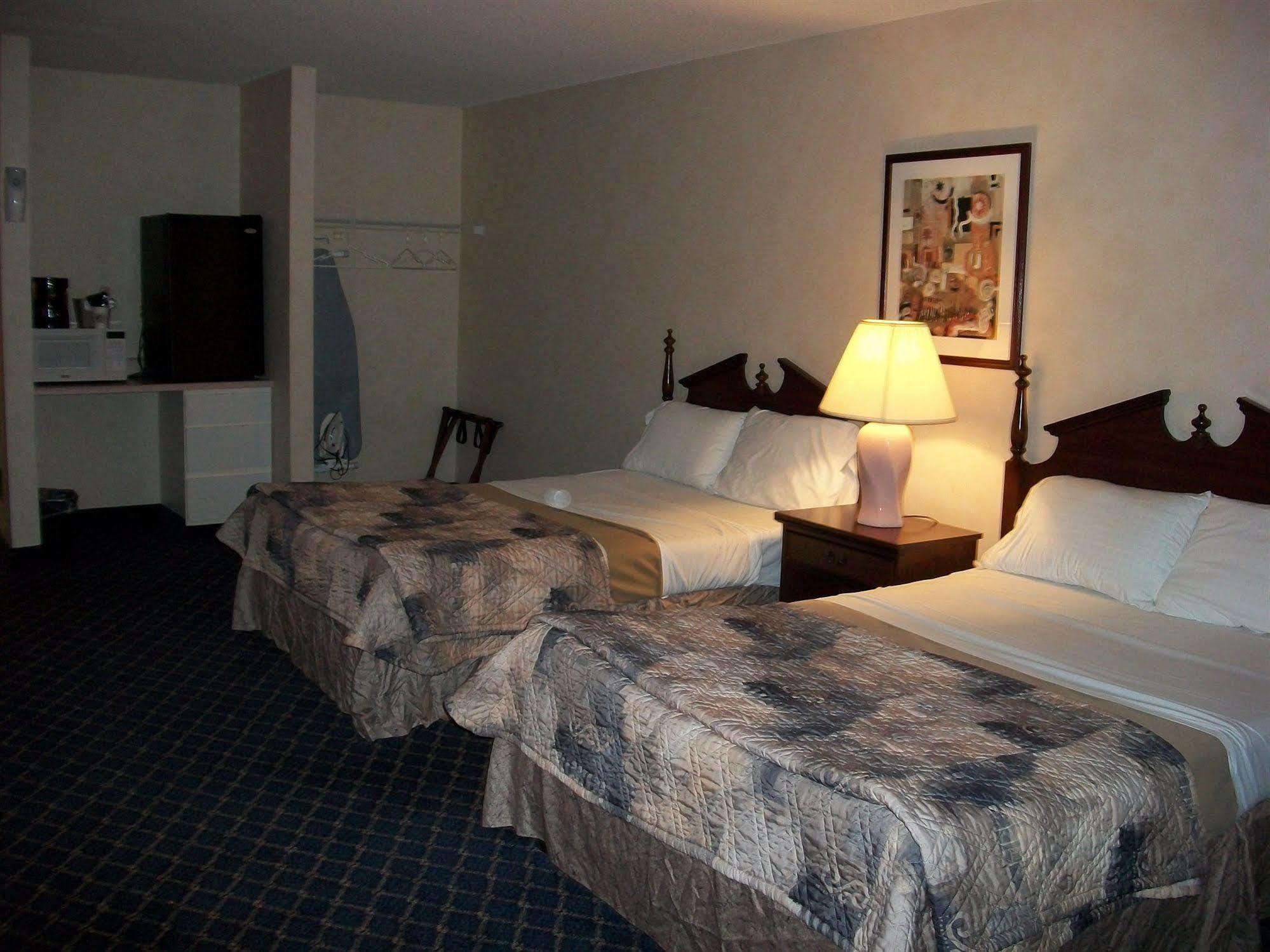 Regency Inn & Suites West Springfield Dış mekan fotoğraf