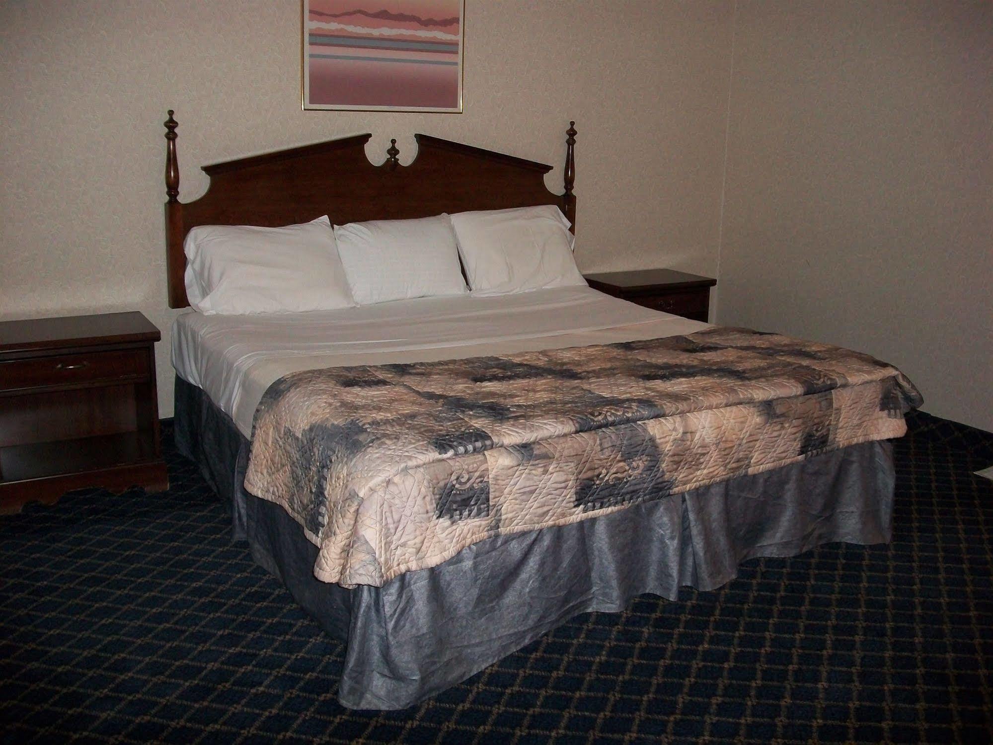 Regency Inn & Suites West Springfield Dış mekan fotoğraf